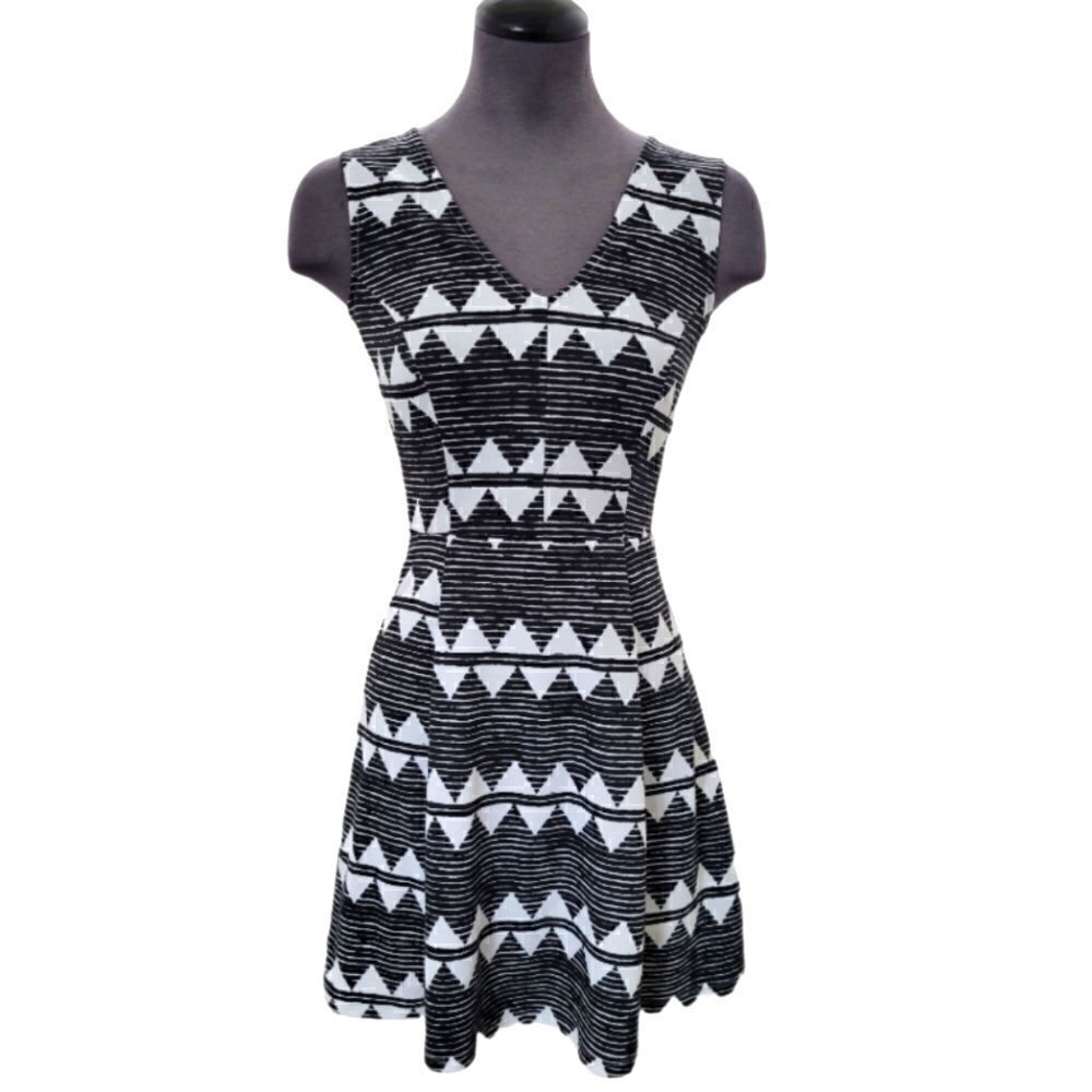EC H&M SLEEVELESS V-NECK SKATER DRESS SZ. XS